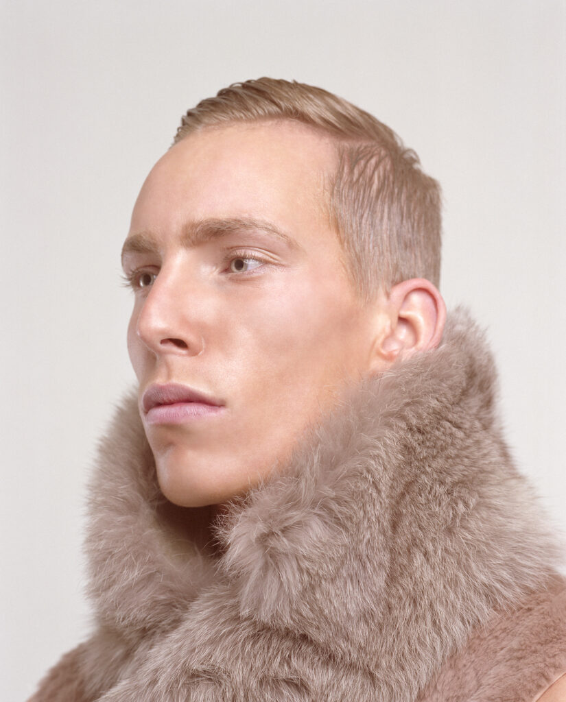 Photographie portrait – jordan avec fourrure – studio Lausanne Suisse